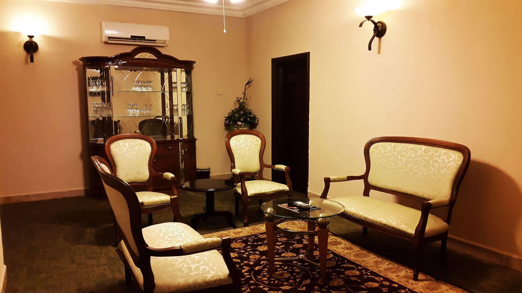 M Plaza Hotel Accra Exterior photo