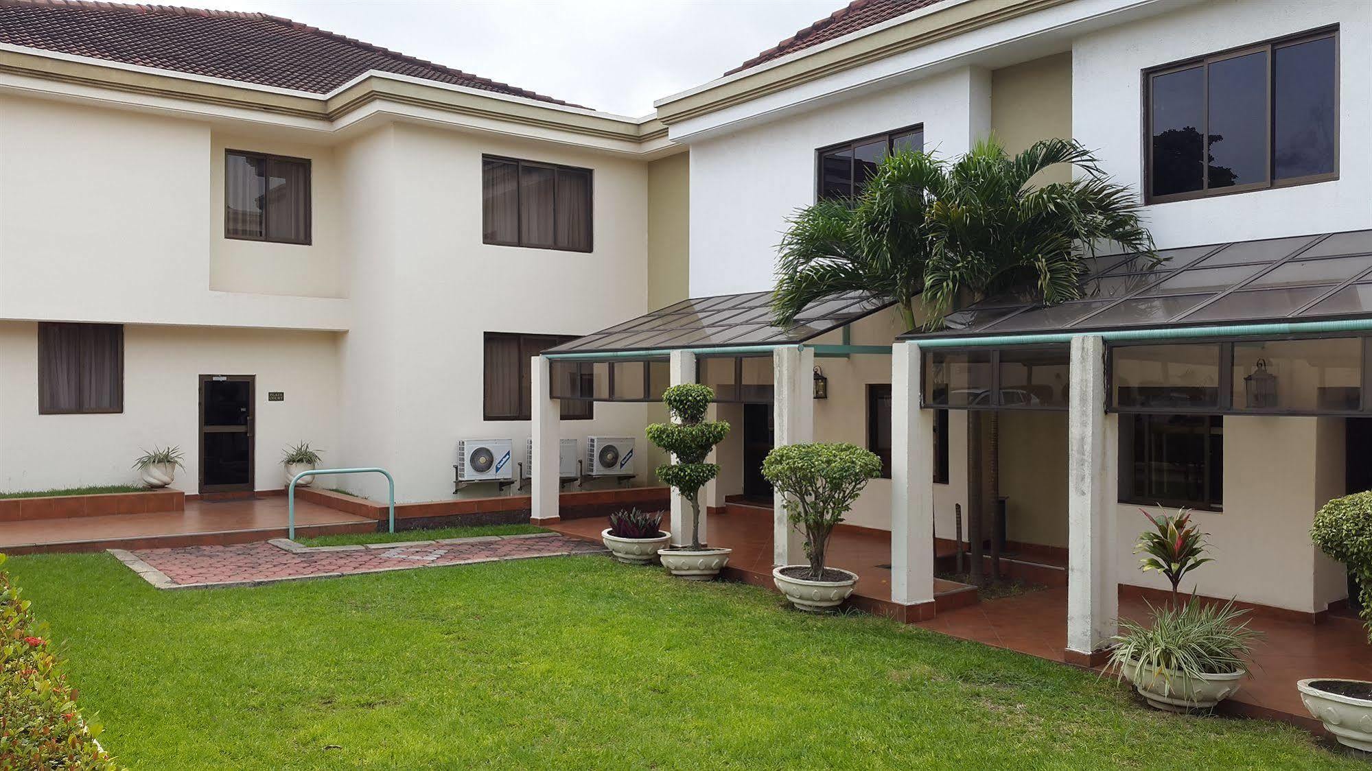 M Plaza Hotel Accra Exterior photo