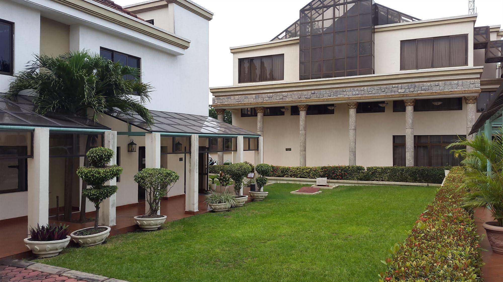 M Plaza Hotel Accra Exterior photo